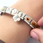 Primo piano di un bracciale personalizzato su polso di donna