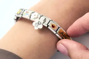 Primo piano di un bracciale personalizzato su polso di donna