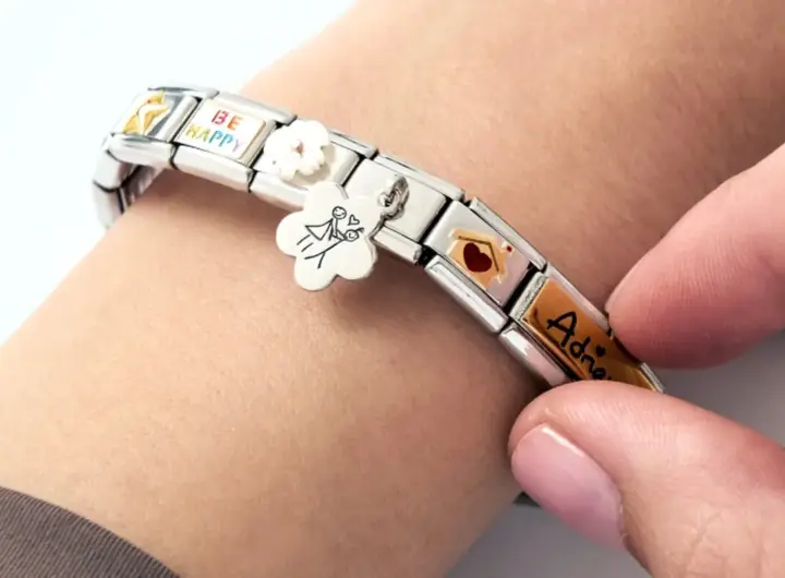 Primo piano di un bracciale personalizzato su polso di donna
