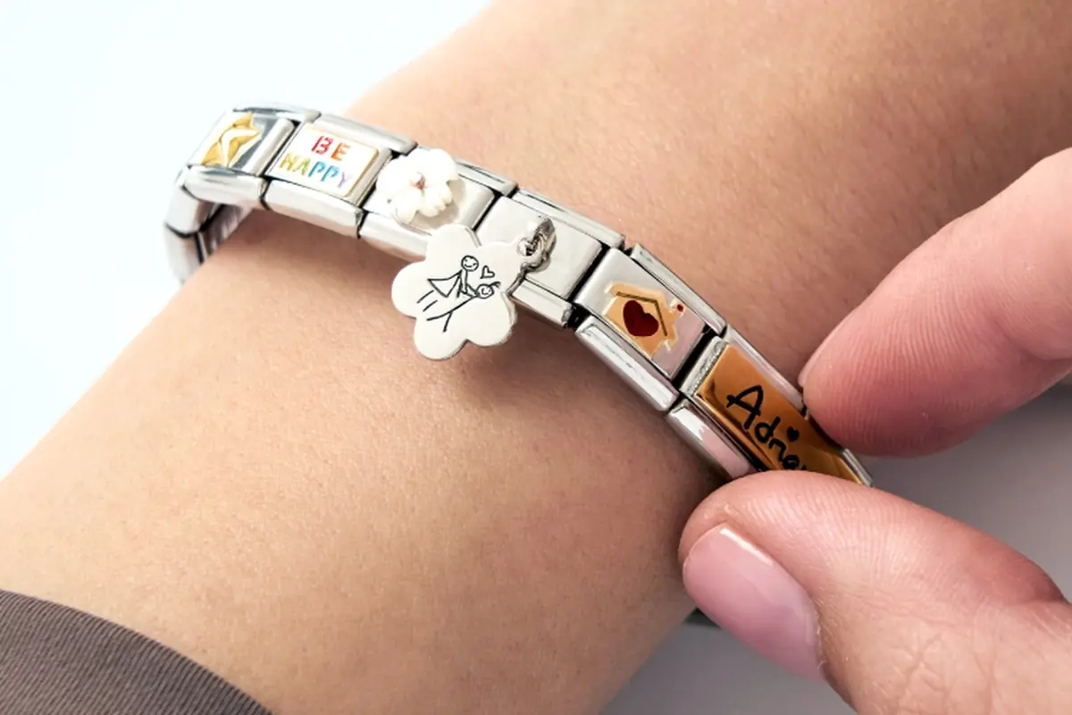 Primo piano di un bracciale personalizzato su polso di donna